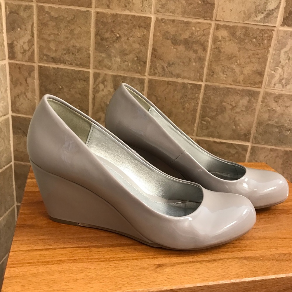 CL by Laundry neutral lavender wedges size 6.5M